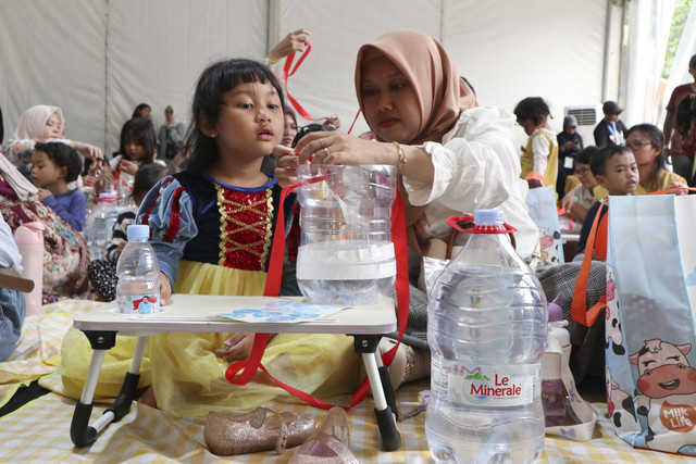 Keseruan Kreasi Drum Galon Le Minerale saat kumparanMOM Festival Hari Anak 2025 di Ex Taman Anggrek, GBK, Jakarta, Minggu (27/7/2025). Foto: Febria Adha Larasati/kumparan