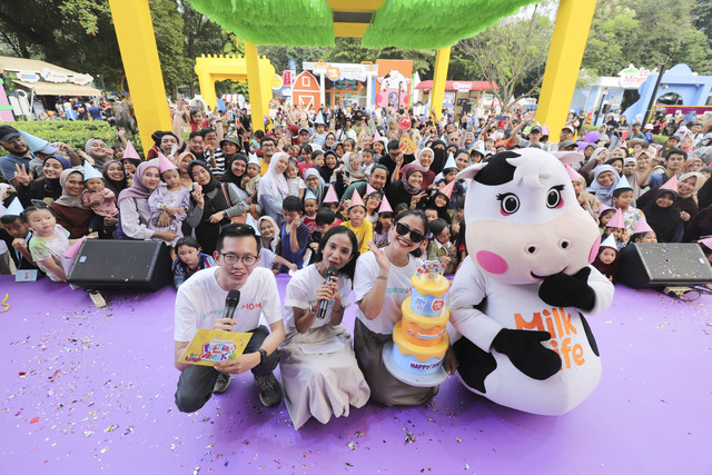 Chief of kumparanMOM Dhini Hidayati saat Birthday Bash Milklife dalam acara kumparanMOM Festival Hari Anak 2025 di Ex Taman Anggrek, GBK, Jakarta, Minggu (27/7/2025). Foto: Jamal Ramadhan/kumparan