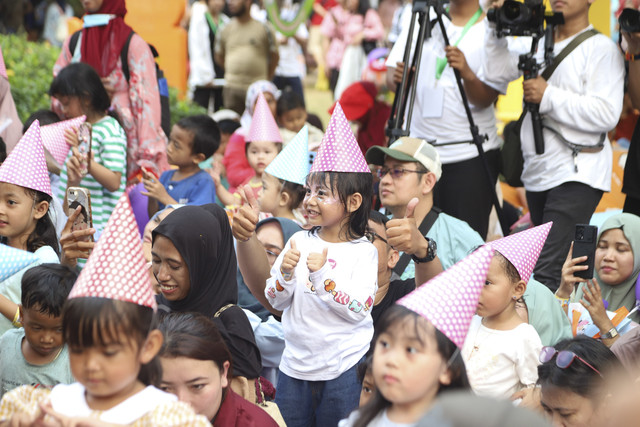 Sejumlah anak mengikuti Birthday Bash Milklife dalam acara kumparanMOM Festival Hari Anak 2025 di Ex Taman Anggrek, GBK, Jakarta, Minggu (27/7/2025). Foto: Iqbal Firdaus/kumparan