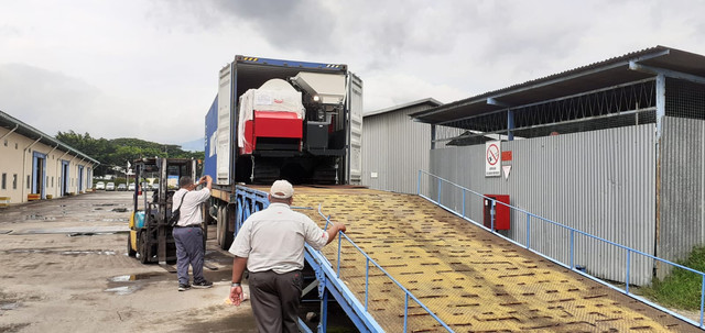 Bongkar muat barang alsintan mesin panen tipe kombinasi. Sumber: dokumentasi pribadi