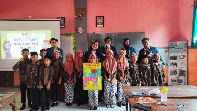 Mahasiswa MMD UB Kelompok 25 berfoto bersama siswa kelas 5 SDN 01 Jambesari usai kegiatan sosialisasi “Kelas Ceria Anak Desa: Berani, Baik, dan Berdaya”, Kamis (17/7/2025).