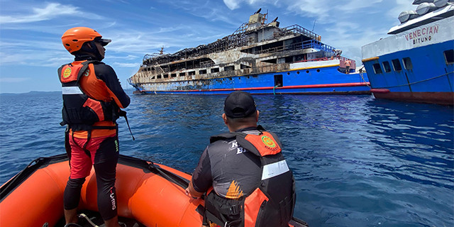 Petugas Basarnas Manado di dekat kapal KM Barcelona yang terbakar di perairan Talise, Kabupaten Minahasa Utara. (foto: dokumen)