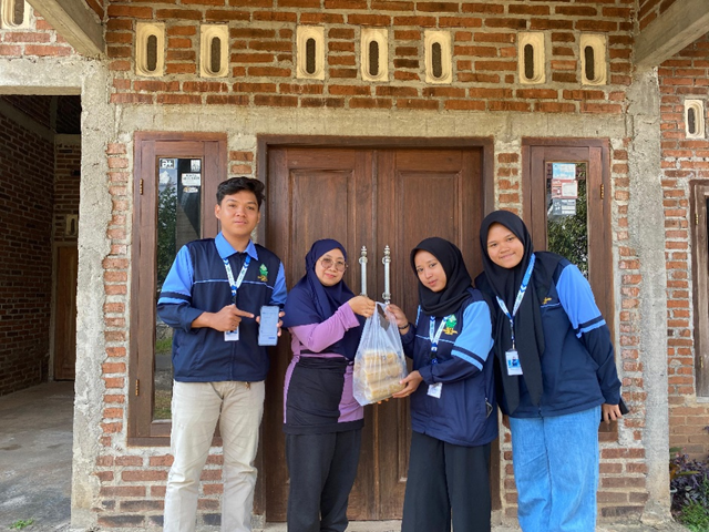Mahasiswa KKN dan Ibu Lina (Pemilik Jamu Berkah Jaya) menunjukkan hasil produksi Jamu yang siap dipasarkan. 