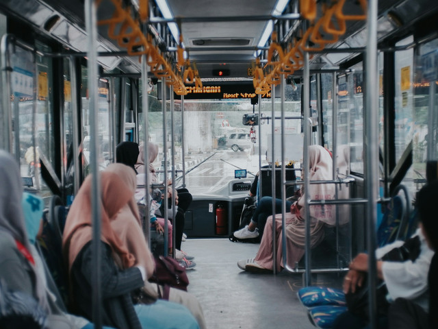 Rute Transjakarta Blok M - Ancol. Foto bus Transjakarta sebagai ilustrasi. Sumber foto: Unsplash-Heru Eko Saputro