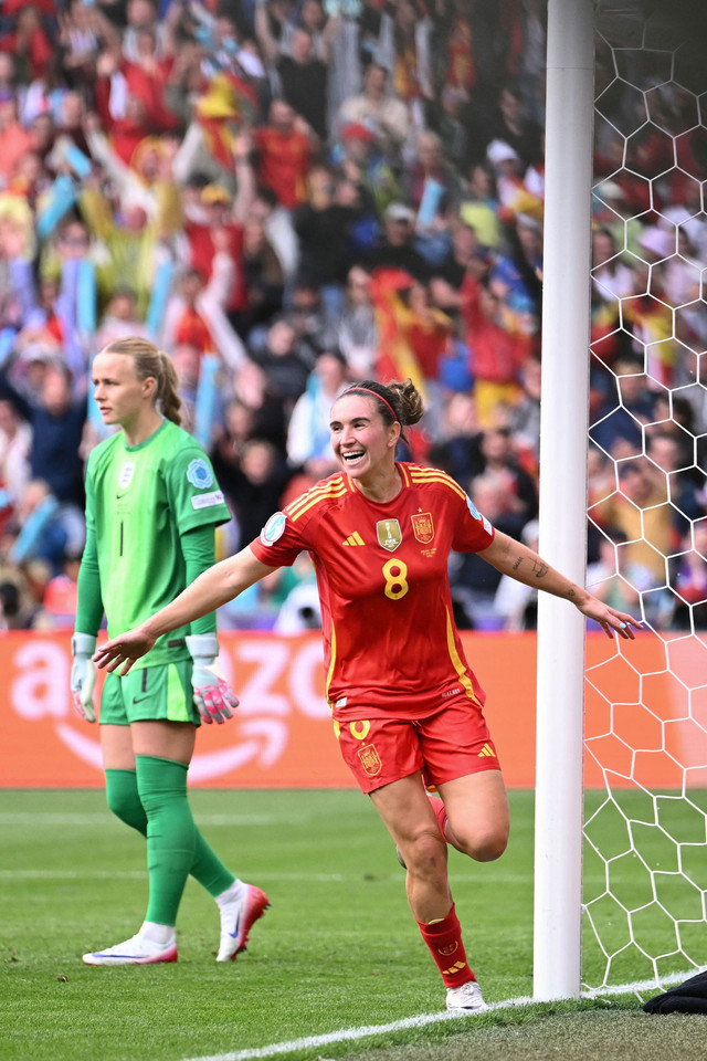 Mariona Caldentey melakukan selebrasi usai mencetak gol ke gawang Timnas Wanita Inggris yang dijaga Hannah Hampton dalam final Euro Wanita 2025.  Foto: Sebastien Bozon/AFP