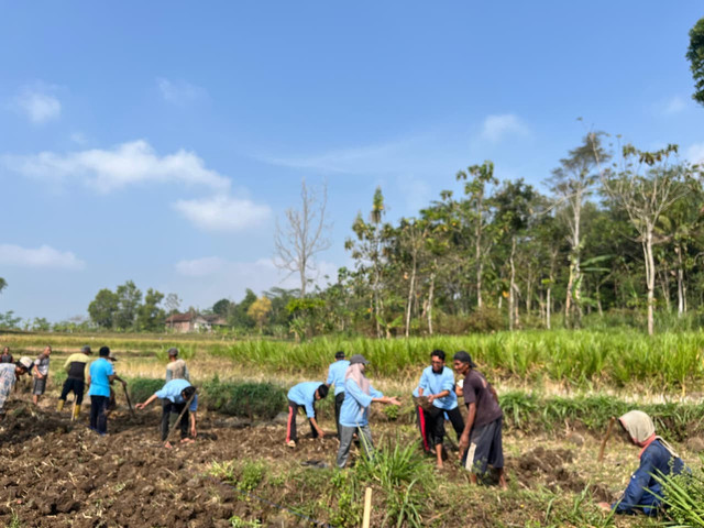 kerja bakti rw 7 bersama dengan tim KKN UIN Walisongo Semarang