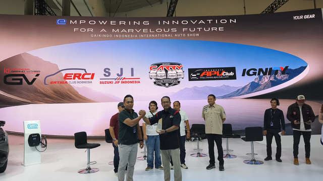 Sesi gelar wicara sejumlah komunitas pemilik mobil Suzuki di GIIAS 2025. Foto: Sena Pratama/kumparan