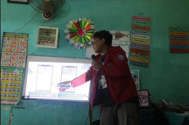 Mahasiswa KKM 11 UNIBA menjelaskan tentang fitur dan manfaat aplikasi mobile jkn dok pribadi 25 juli 2025