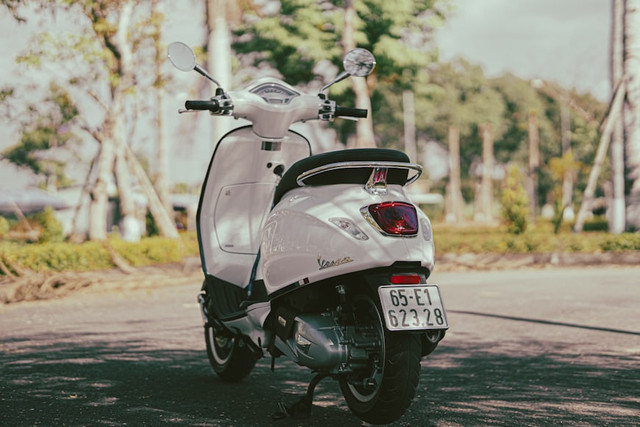 Ilustrasi untuk penyebab kunci jok motor macet. Foto: Unsplash/Nhan Nguyen