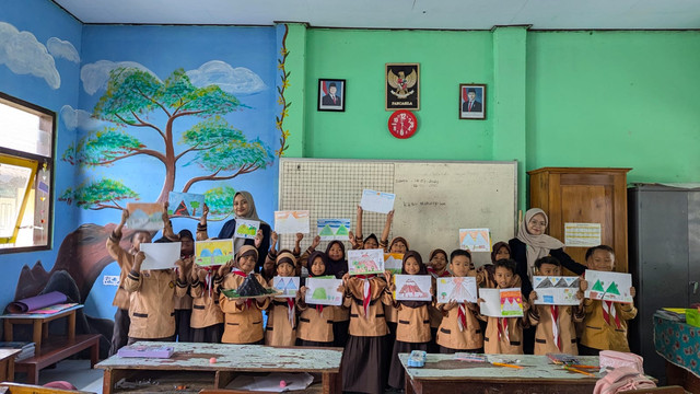 Tanamkan Semangat Menabung dan Sains, Mahasiswa KKN Mulai Mengajar di Madurejo
