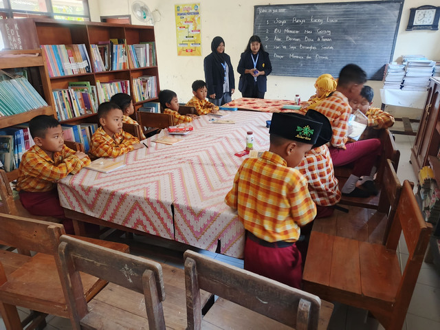Aktivitas belajar dan mengajar di Perpustakaan SDN Karangbendo 04 bersama Tim KKN Kolaboratif 93 Desa KarangbendoSumber: Dokumentasi Pribadi