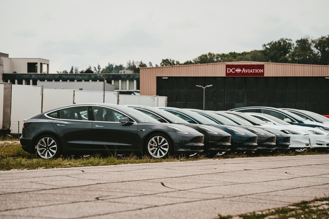 Ilustrasi mobil listrik dan hybrid. Foto: Unsplash