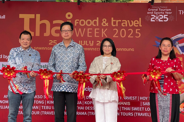 Dubes Thailand untuk Indonesia membuka festival kuliner Thai Food & Travel Week 2025 di Bandung. Foto: Dok. Istimewa
