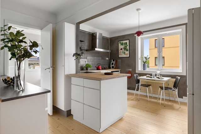 Ilustrasi warna dinding dapur yang cantik. Foto:Alex Tyson / Unsplash