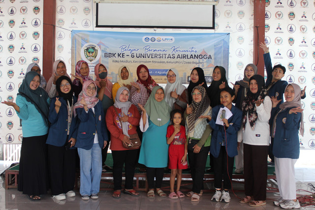 Mahasiswa KKN-BBK 6 Universitas Airlaangg Desa Bajulan Berpose Bersama Ibu-Ibu PKK Desa Bajulan (Sumber: Dokumentasi KKN-BBK 6 UNAIR Desa Bajulan)