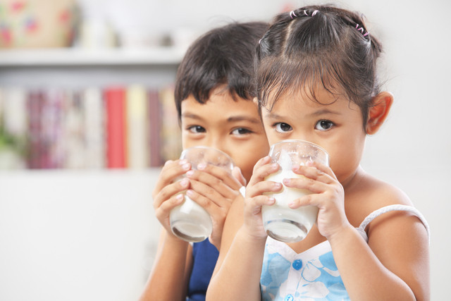 Ilustrasi anak 1 tahun minum susu UHT. Foto: Shutter Stock