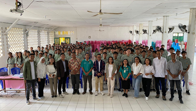 Foto bersama tim pelaksana Tebar Karsa dengan para siswa SMA Katolik Suria Atambua. Sumber foto: Tim Dokumentasi PK-261