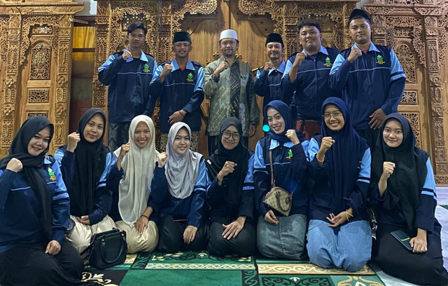 Foto bersama pengasuh pesantren Al Iman, KH. Muhammad Yasin (Sumber : Pribadi)