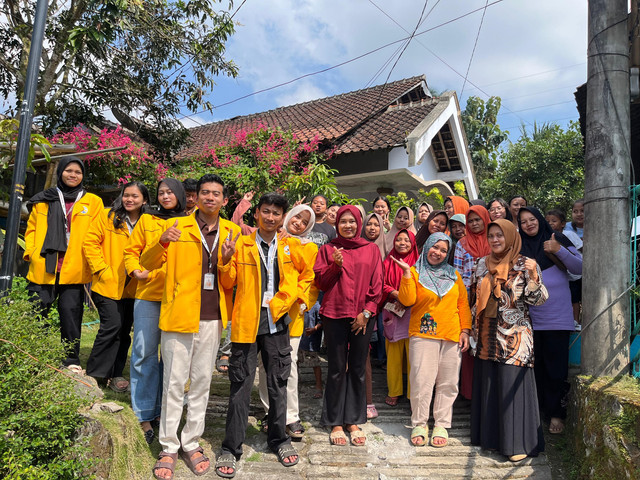 Foto bersama warga Dusun Pajangan dan Pihak Puskesmas Secang dalam kegiatan sosialisasi cegah anemia dan edukasi gizi anak (sumber: dokumentasi pribadi)