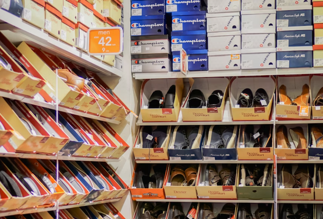 toko sepatu depok. Foto Hanya Ilustrasi Bukan Tempat Sebenarnya. Sumber Foto: Unsplash/Fikri Rasyid