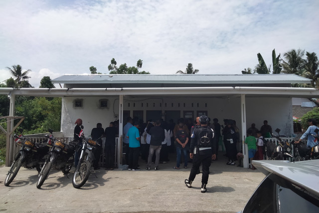Polisi berjaga di Rumah Doa Jemaat Kristen di Padang yang dirusak warga, Senin (28/7/2025). Foto: kumparan