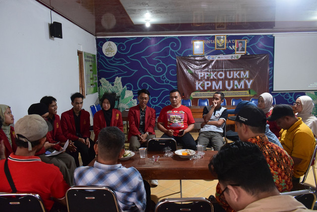 Sesi focus group discussion antara Tim PPK Ormawa UKM KPM UMY dan masyarakat Desa Dlingo dalam rangka sosialisasi program kerja pemberdayaan.