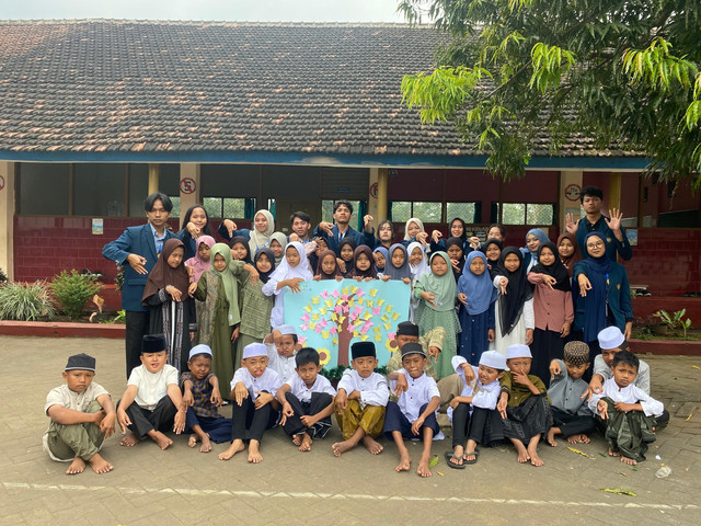 Foto Bersama Mahasiswa MMD UB Kelompok 09 Bersama Siswa Kelas 4 SDN 02 Baturetno