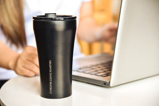 Tumbler Tahan Dingin Terbaik  (Foto hanya ilustrasi, bukan merek sebenarnya) Sumber: unsplash/Christian Dala