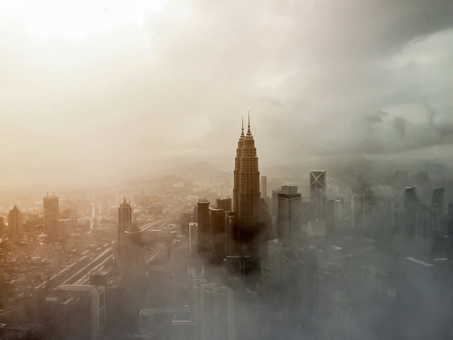 Berapa Harga Mengurus Permit Kerja di Malaysia. Foto Hanya Ilustrasi, Bukan Sebenarnya. Sumber Unsplash Ishan @seefromthesky