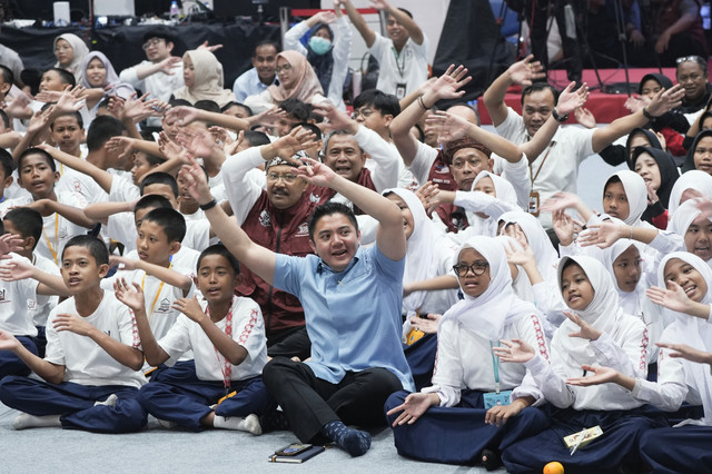 Sekretaris Kabinet (Seskab) Letkol Teddy Indra Wijaya mengunjungi Sekolah Rakyat Menengah Pertama (SRMP) 10 di Cibinong Bogor, Jawa Barat, Minggu (27/7/2025). Foto: Kemensos RI