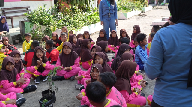 Siswa SDN Cerme mengikuti penyuluhan interaktif tentang TOGA yang diberikan oleh mahasiswa KKN-BBK 6UNAIR, Sabtu (19/7/2025)
