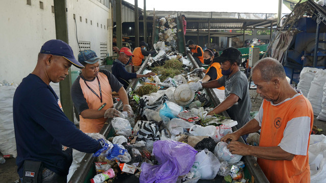 Proses pemilahan sampah di TPS3R Nitikan, Yogya. Foto: Pemkot Yogya