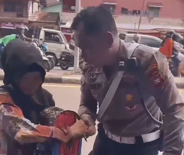 Nenek di Pontianak kena tilang karena tidak menggunakan helm. Foto: Dok. Istimewa
