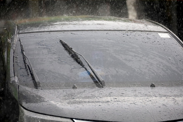 Tips aman berkendara di tengah cuaca ekstrem. Foto: Shutterstock 