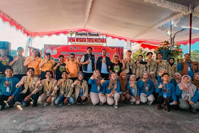 Mahasiswa KKN-PPM UGM 2025 bersama perangkat Desa Kalikotes, Klaten, usai peresmian Tugu Ikan Kotes, Minggu (20/7). Foto: Dok. UGM