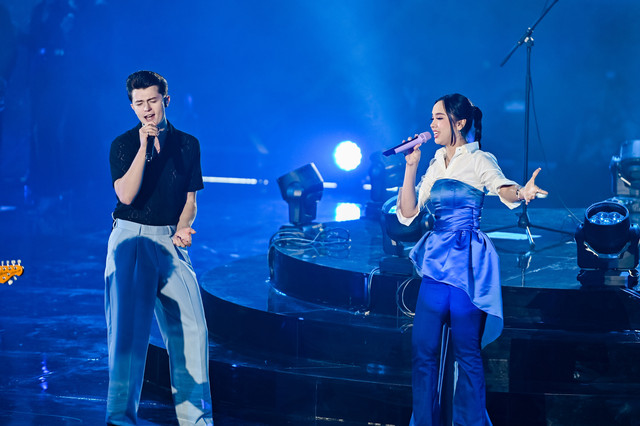 Penyanyi muda asal Inggris, Elliot James Reay (kiri) dan Lyodra (kanan) saat tampil pada FuntaZtic.ly by BRI di Tenis Indoor Senayan, Jakarta. Foto: Dok. BRI