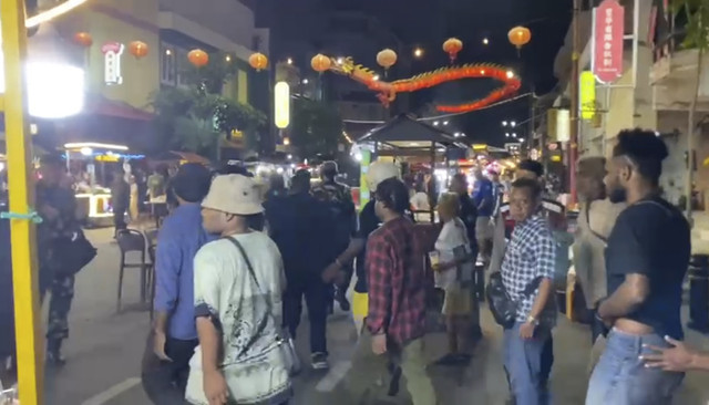 Acara pentas seni budaya yang digelar oleh Perkumpulan Alumni Papua Jawa Timur di kawasan pecinan Kya-Kya, Surabaya, diwarnai kericuhan, Minggu (27/7/2025). Foto: Dok. Istimewa