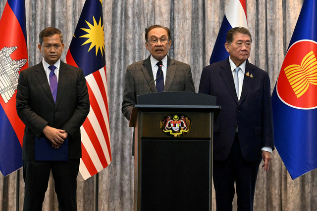 PM Malaysia Anwar Ibrahim didampingi PM Kamboja Hun Manet dan Plt PM Thailand Phumtham Wechayachai memberikan keterangan pers usai perundingan mediasi konflik perbatasan Thailand-Kamboja, di Putrajaya, Malaysia, Senin (28/7/2025). Foto: MOHD RASFAN/Pool via REUTERS