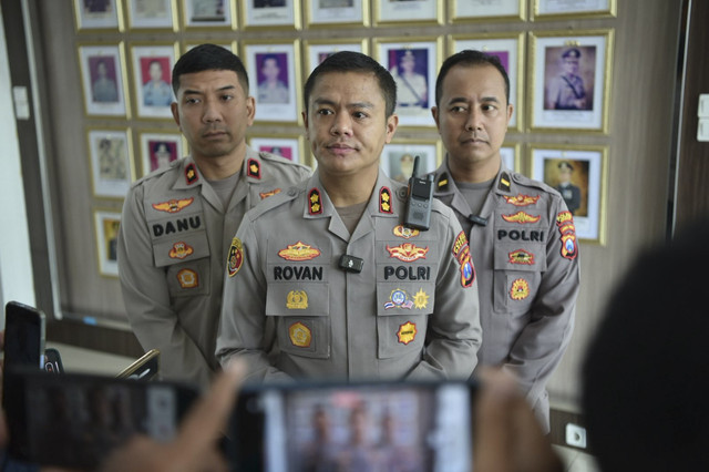 AKBP Rovan Ricard Mahenu (tengah). Foto: Dok. Pribadi