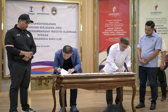 Kementerian Pemuda dan Olahraga Republik Indonesia (Kemenpora) melalui Deputi Bidang Pengembangan Industri Olahraga secara resmi menjalin kerja sama dengan PT Liga Indonesia Baru (I.League) di Jakarta, Senin (28/7/2025). Foto: Dok. Istimewa