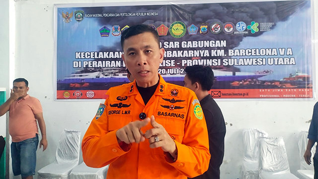 Kepala Kantor SAR (Basarnas) Manado, George Randang, saat memberikan keterangan tentang perkembangan insiden KM Barcelona terbakar di Talise, pada jumpa pers yang digelar di Pelabuhan Manado, Senin (28/7).
