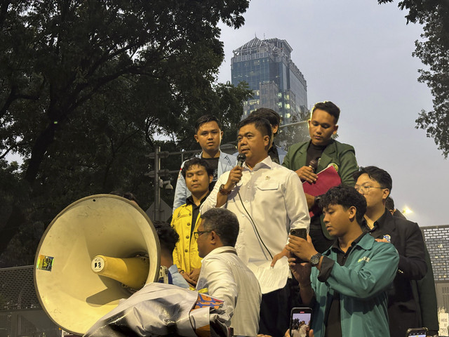 Wamensesneg Juri Ardiantoro menemui massa aksi dari BEM SI di kawasan Patung Kuda Monas, Gambir, Jakarta Pusat pada Senin (28/7/2025). Foto: Abid Raihan/kumparan