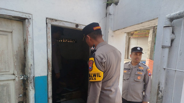 Petugas saat lakukan olah TKP penemuan mayat di kamar mandi musala Pasar Desa Kapas, Kecamatan Kapas, Kabupaten Bojonegoro, Jawa Timur. Senin (28/07/2025) (Aset: Istimewa)