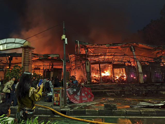 Kebakaran di Pasar Taman Puring, Jakarta Selatan, Senin (28/7/2025). Foto: Rachmadi Rasyad/kumparan
