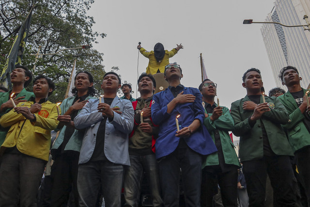 Massa aksi yang tergabung dalam BEM SI menyerukan aksi bertajuk Indonesia Cemas di kawasan Patung Kuda, Jakarta, Senin (28/7/2025). Foto: Febria Adha Larasati/kumparan
