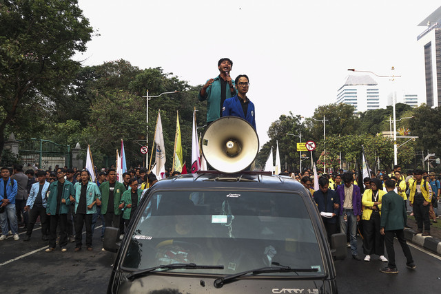 Massa aksi yang tergabung dalam BEM SI menyerukan aksi bertajuk Indonesia Cemas di kawasan Patung Kuda, Jakarta, Senin (28/7/2025). Foto: Febria Adha Larasati/kumparan