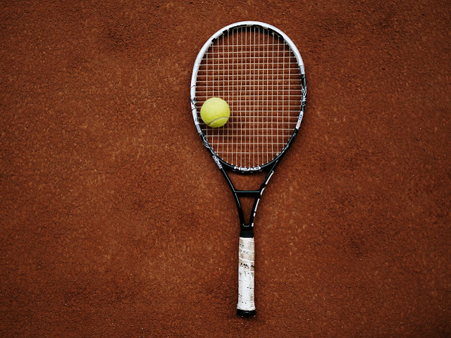 Ilustrasi rekomendasi raket tenis terbaik. Sumber: pexels.com/cottonbro.