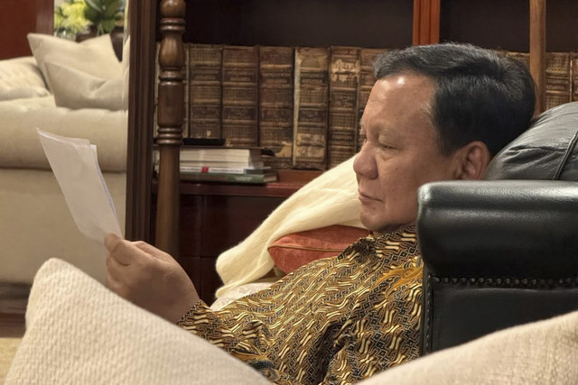 Presiden Prabowo Subianto mendapatkan titipan surat dari siswa-siswi Sekolah Rakyat tingkat SMP & SMA di Cibinong. Foto: Instagram/ @sekertariat.kabinet