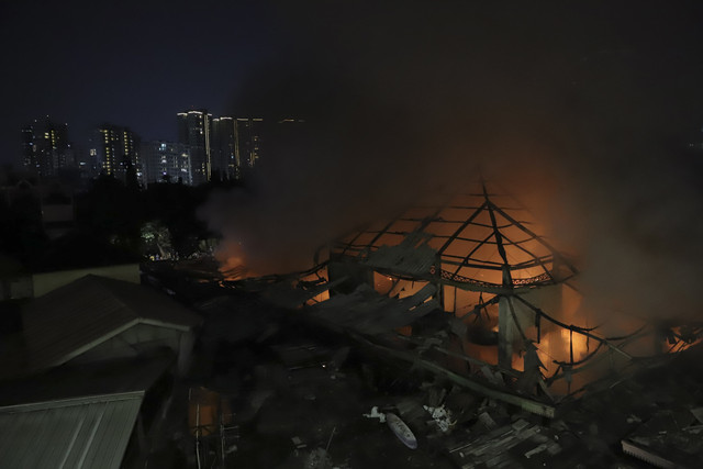 Suasana kebakaran Taman Puring dilihat dari jalur bus Transjakarta, Senin (28/7/2025). Foto: Jamal Ramadhan/kumparan