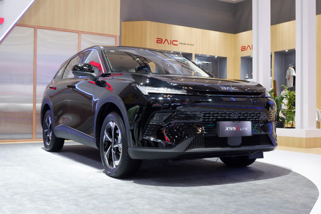 Lini kendaraan BAIC di GIIAS 2025, ICE BSD City, Tangerang. Foto: Sena Pratama/kumparan
